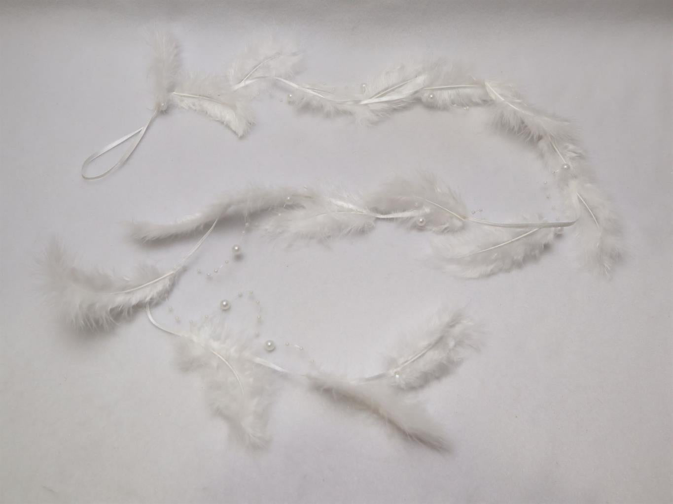 Girlande mit 12 Federn und 
Perlenkette Länge 125cm
Farbe: weiss