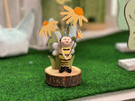 Dekosteller aus Holz 
mit Biene und Blume
Farbe: Gelb
D:7cm H:14cm