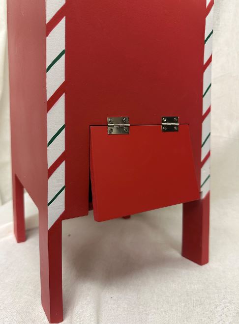 Deko Briefkasten Santa aus Holz bemalt in der Farbe rot H44.5cm