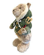 Deko Bär stehend grün mit Kapuze und Ski in der Hand