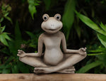 Frosch aus Polyresin 
Farbe: Braun/Weiss 
L:15cm B:5cm H:12.5cm