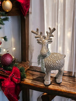 Deko Rentier aus Polyresin mit Schal braun