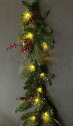 LED Outdoor Tannengirlande
mit 35 LED,
dekoriert mit Beeren
D: 28cm L: 270cm