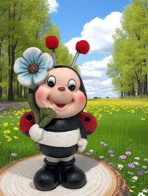 Deko Marienkäfer 
mit Blume im Arm