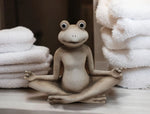Frosch aus Polyresin 
Farbe: Braun/Weiss 
L:15cm B:5cm H:12.5cm