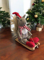 Deko Eichhörnchen auf Schlitten braun weiss mit roter Mütze