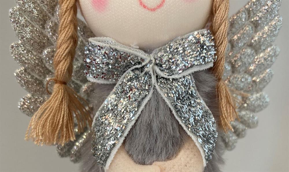 Deko Engel stehend mit Sternanhänger
D:7cm x H:25 cm
Farbe: grau/rosa