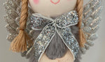 Deko Engel stehend mit Sternanhänger
D:7cm x H:25 cm
Farbe: grau/rosa