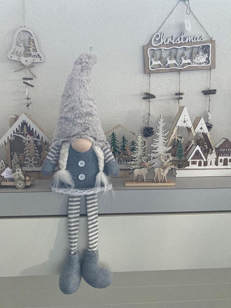 Deko Wichtel Santa Mädchen 
Kantenhocker sitzend
L7cm x B18cm x H71cm