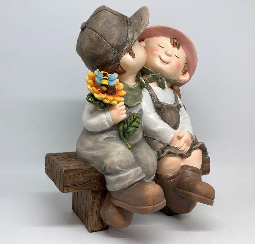 Figuren Kinder sitzend auf Bank 
Junge und Mädchen 
aus Polyresin