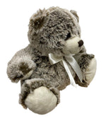 Plüschbär sitzend mit 
Geschenkband H:20cm 
Farbe: Braun