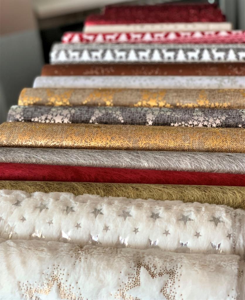 Dekostoff Satin Weiss + silber Glitzer
Design: Schneeflocken
Masse: 36cm x 300cm