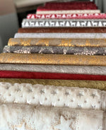 Dekostoff Satin Weiss + silber Glitzer
Design: Schneeflocken
Masse: 36cm x 300cm