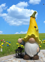 Gartenwichtel stehend 
mit Laterne für Teelichter 
und gelbem Hut 
17 x25 x48cm