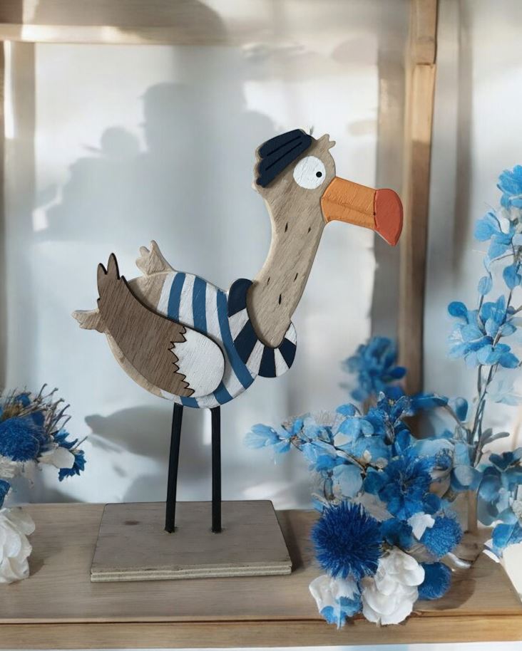 Deko Möwe aus Holz 
Matrose mit Schwimmring
Farbe: Weiss/Blau
L:11cm B:5cm H:18cm