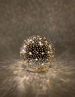 LED Glas Kugel mit 10 LED 
Motive: Sterne
Farbe: Silber
D:10cm H:10cm