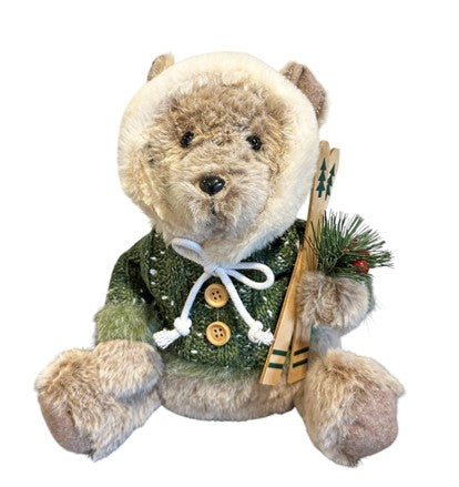 Deko Bär sitzend grün mit Kapuze und Ski in der Hand