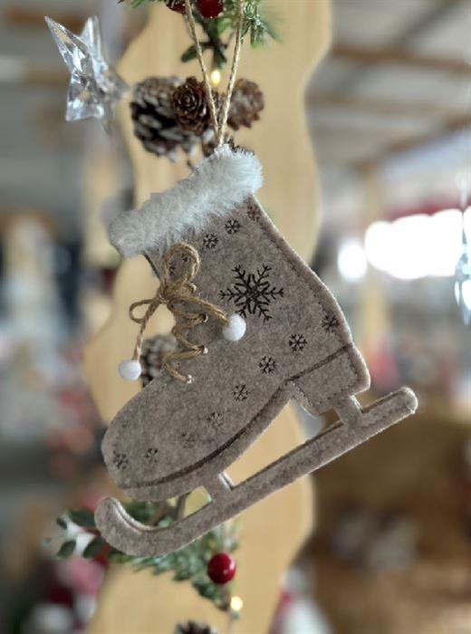 Hänger Deko Schlittschuh  
Filz mit Schneeflocken
verziert, weissem Saum,
Schnürsenkel