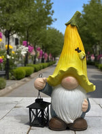 Gartenwichtel stehend 
mit Laterne für Teelichter 
und gelbem Hut 
17 x25 x48cm