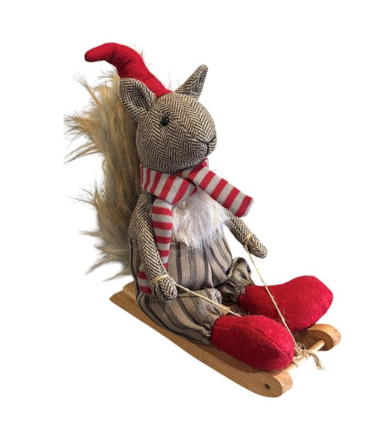 Deko Eichhörnchen auf Schlitten braun weiss mit roter Mütze