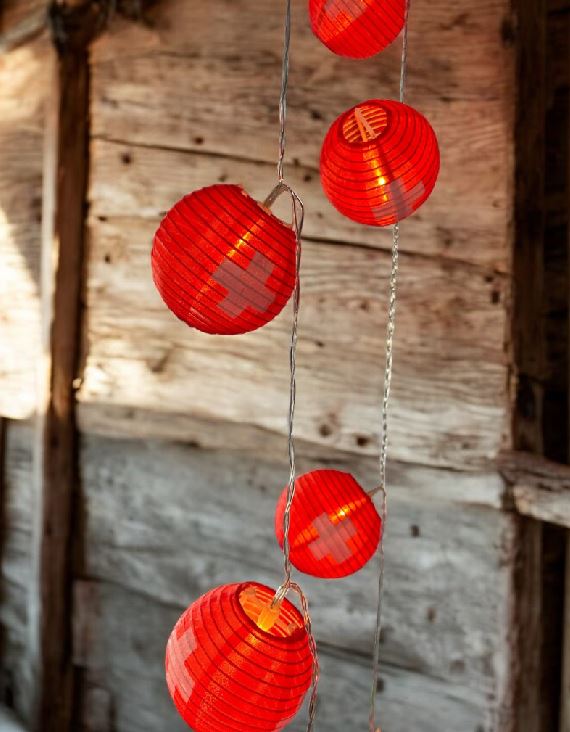 LED Lampion Kette mit 10 LED 
Schweiz L: 180cm+ 
Anschlusskabel 100cm 
Indoor