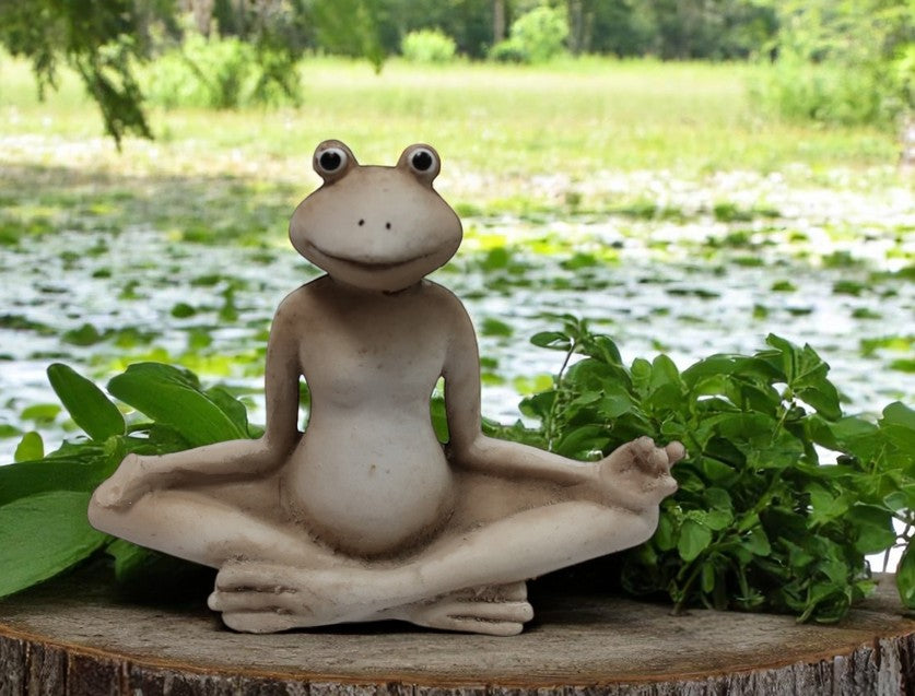 Frosch aus Polyresin 
Farbe: Braun/Weiss 
L:12cm B:4cm H:10cm