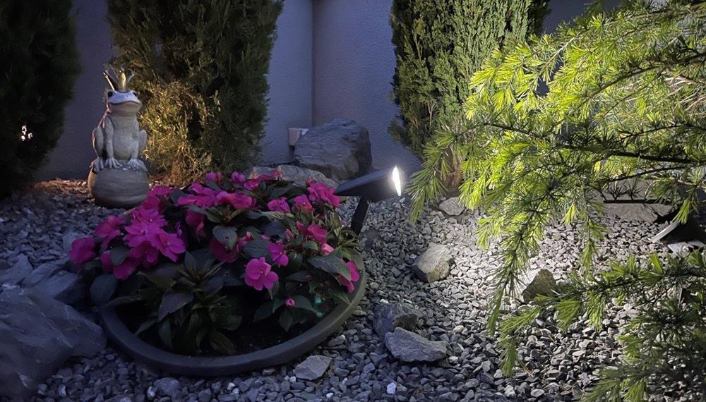 LED Solar Outdoor Leuchte Spot 
Grösse: 10.2x14.3x32cm 
16 superhelle LED