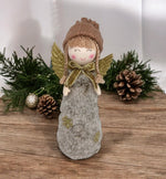 Deko Engel stehend grau 
Grösse: 8x7x21cm
mit brauner Strickmütze