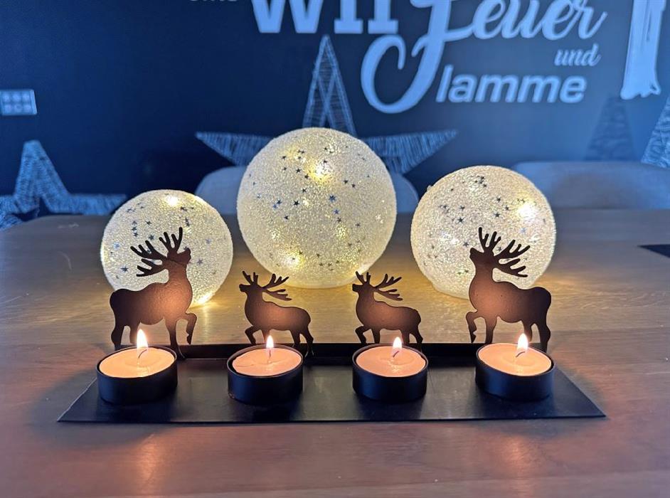 Teelichthalter mit 4 Rentieren 
aus Metall für 4 Teelichter 
L7cm x B27cm H9cm