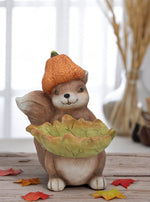 Deko Eichhörnchen sitzend mit Blatt in den Armen aus Polyresin