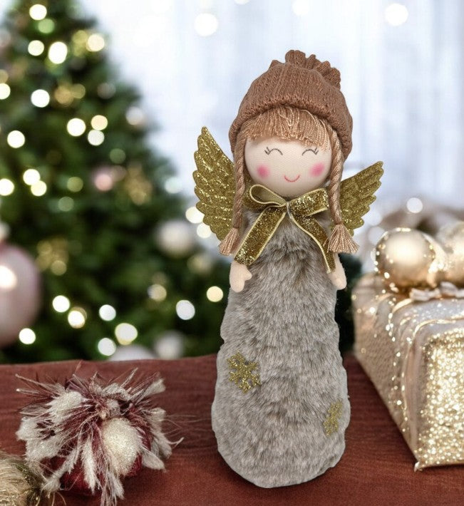Deko Engel stehend grau 
Grösse: 8x7x21cm
mit brauner Strickmütze