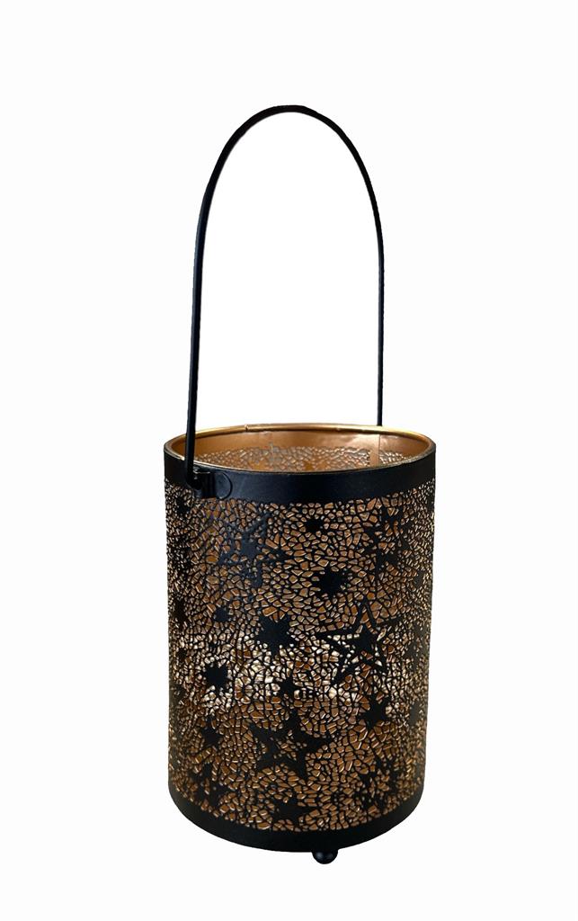 Windlicht schwarz aus Metall mit Sternen Design und Henkel