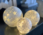 LED Glas Kugel mit 10 LED 
Motive: Stern 
Farbe: Weiss 
D:15cm H:14.5cm