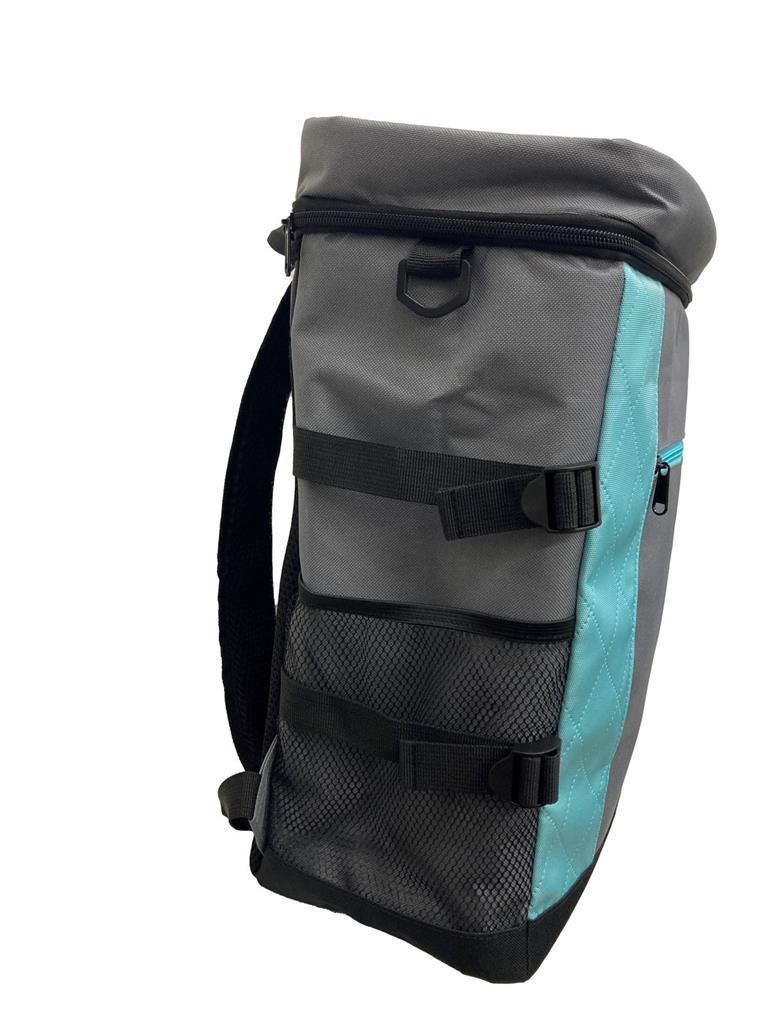 Kühltasche als Rucksack Farbe grau mit Streifen in der Farbe Türkis