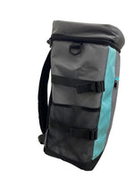 Kühltasche als Rucksack Farbe grau mit Streifen in der Farbe Türkis