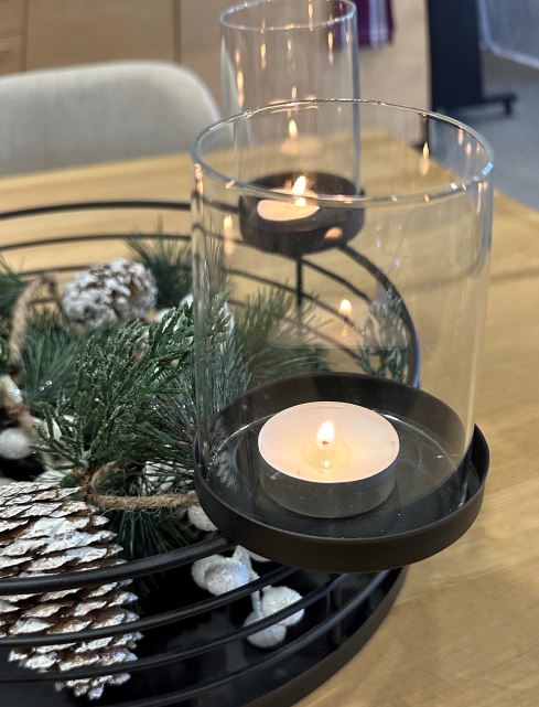 Kerzenhalter in Schwarz 
aus Metall 
für 4 Stumpenkerzen