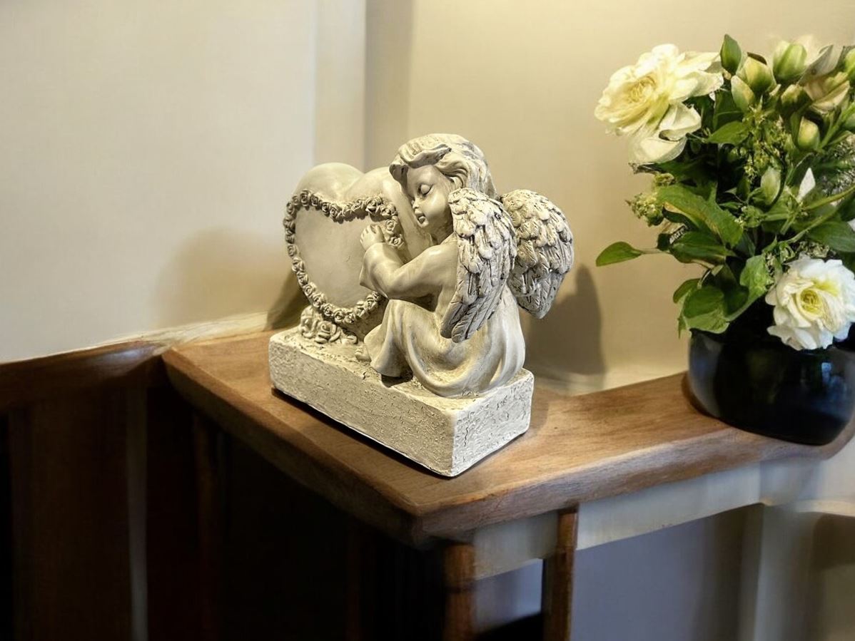 Engelfigur sitzend auf Stein mit Herz H16.5cm