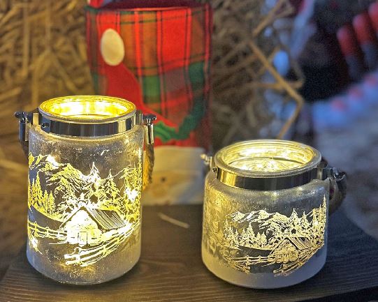 Windlicht aus Glas mit Hanfseil Henkel Bergdorfmotiv silber H10