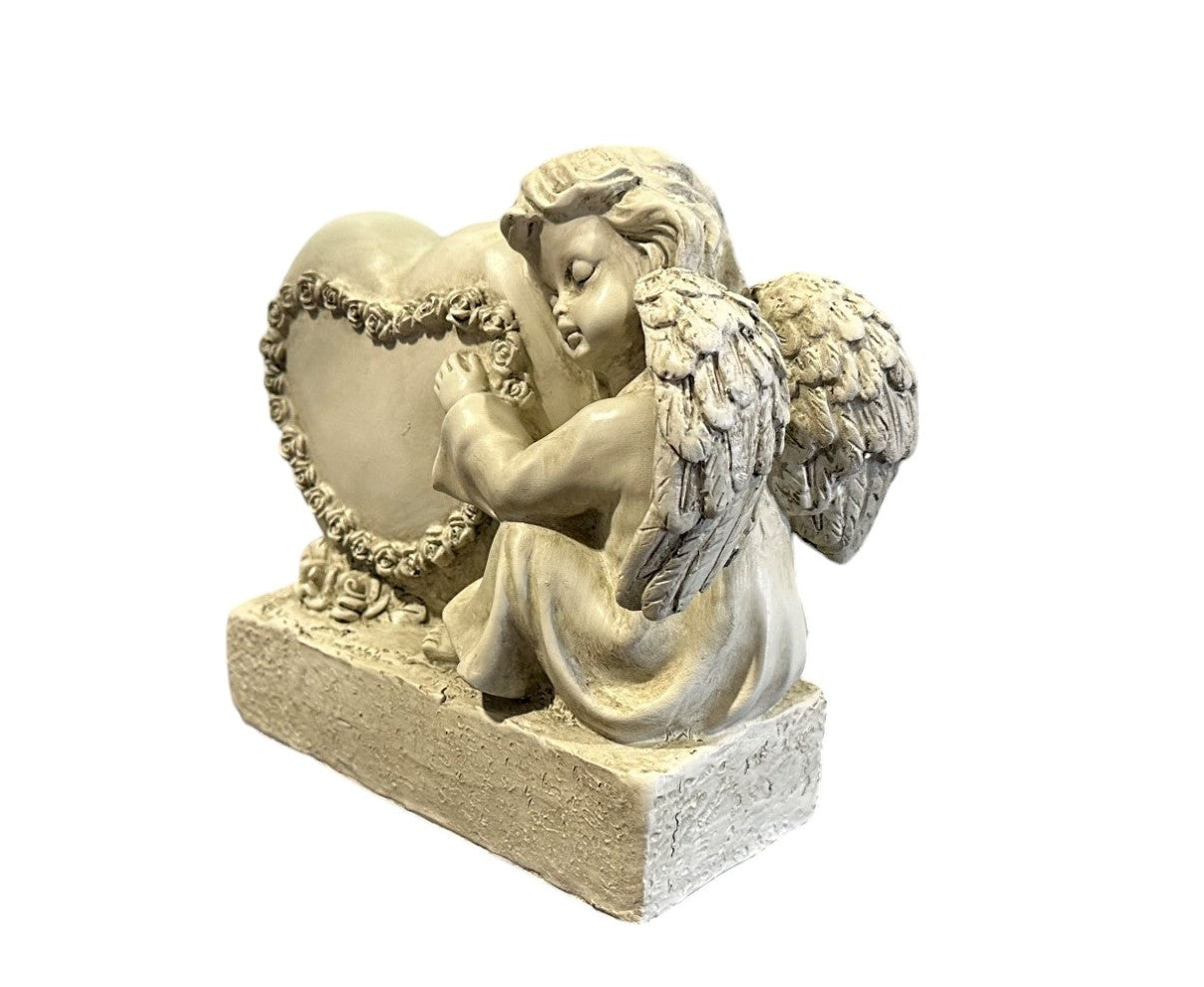 Engelfigur sitzend auf Stein mit Herz H16.5cm