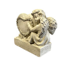 Engelfigur sitzend auf Stein mit Herz H16.5cm