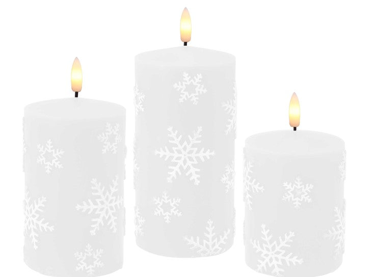 LED Echtwachskerze mit Schneeflocken Motiven D7.5cm x H10cm