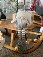 Deko Wichtel Santa mit Skimütze
Farbe: grau
L:16cm B:9cm H:35cm