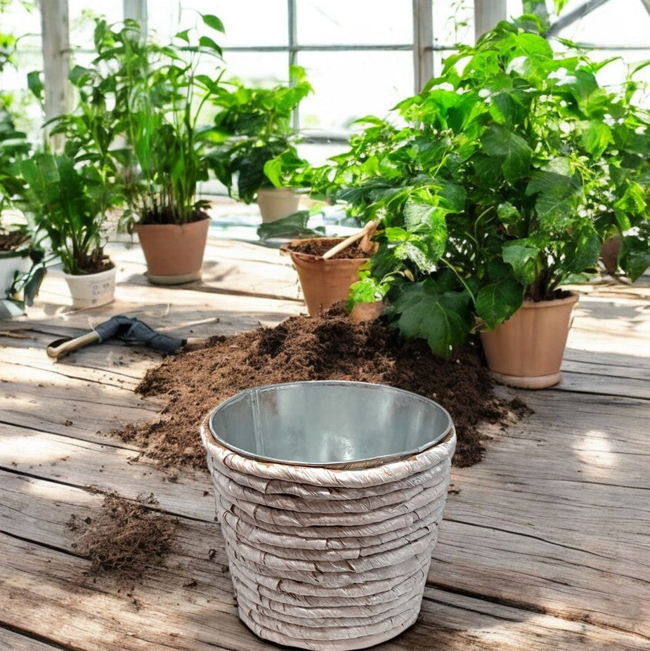 Übertopf aus Metall umwickelt 
mit weiss gefärbter Naturfaser