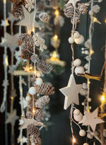 LED Girlande Holz mit 20 LED mit
Tannenzapfen, weisse Beeren und
Holzsterne - L: 200cm