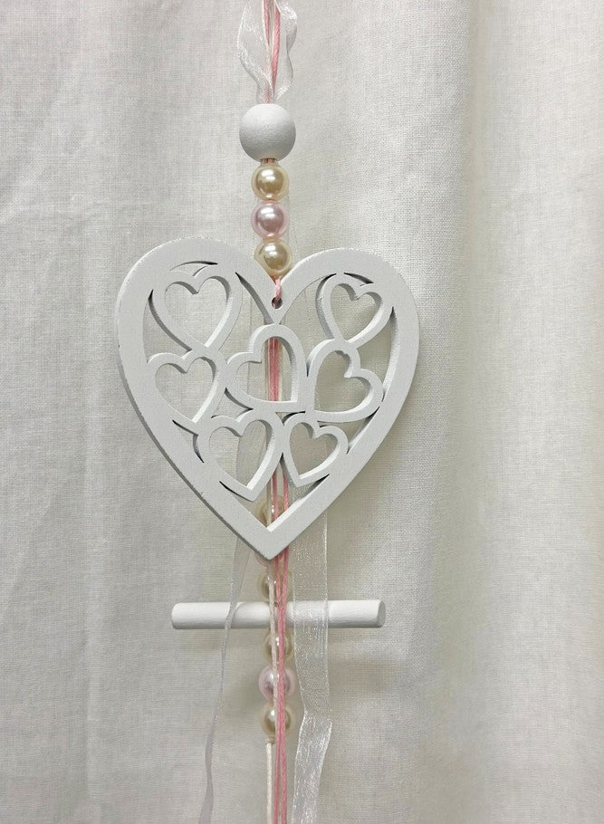 Girlande Hänger Herz aus Holz 
Design: Love
Farbe: Weiss/Rosa
