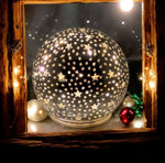 LED Glas Kugel mit 10 LED 
Motive: Sterne
Farbe: Silber
D:10cm H:10cm