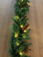 LED Outdoor Tannengirlande
mit 35 LED,
dekoriert mit Beeren
D: 28cm L: 270cm