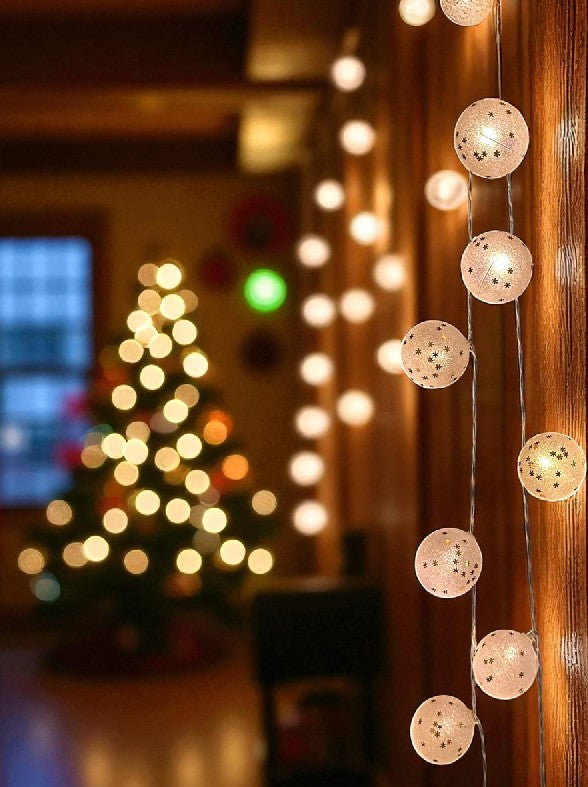 LED Lichterkette mit 10 LED 
Glitter auf weissen Kugeln mit 
goldigen Schneeflocken