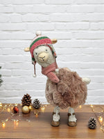 Deko Alpaca stehend wippend in Weiss mit Mütze rosa