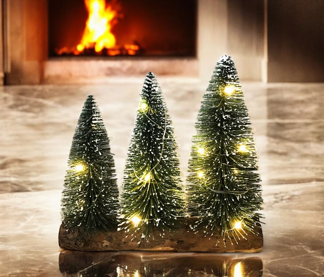 LED Tannenbäume (3 Stk) 
auf Holzsockel 
mit Total 10 LED 
L7cmxB22.xH22cm